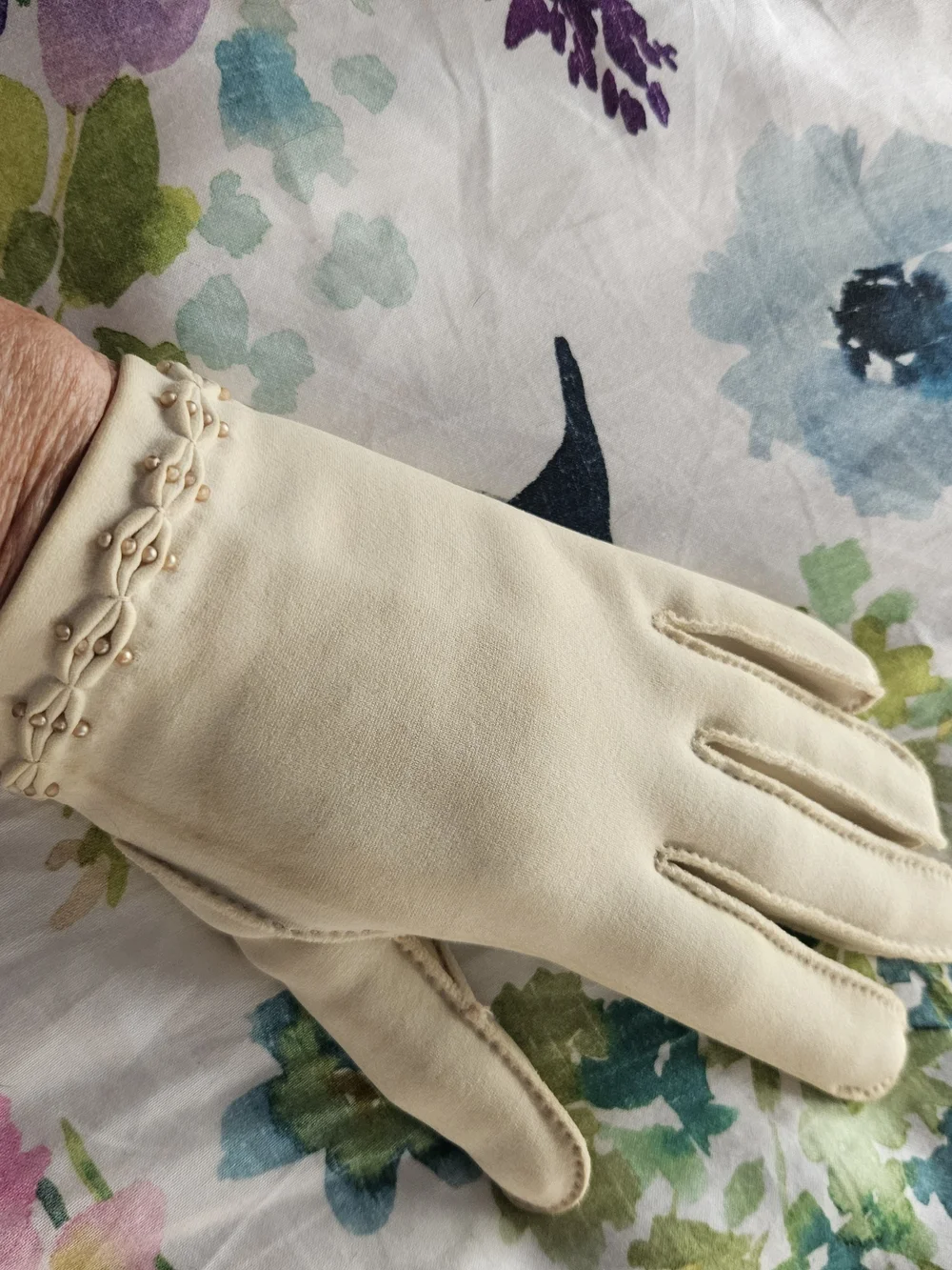 Cream Women's Gloves with Detailed Stitching